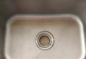 用白醋清洗油烟机的最佳方法（简单易行的家庭清洁秘籍）