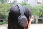 旅行时如何选择耳机以安静听音乐？需要考虑哪些因素？