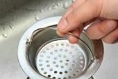 解决厨房洗菜盆下水道异味的有效方法（让您的厨房远离难闻气味）