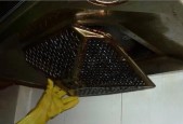 油烟机内油垢清洗妙招（便捷高效的油烟机清洗方法）