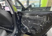 小鹏音响设置的具体位置是什么？
