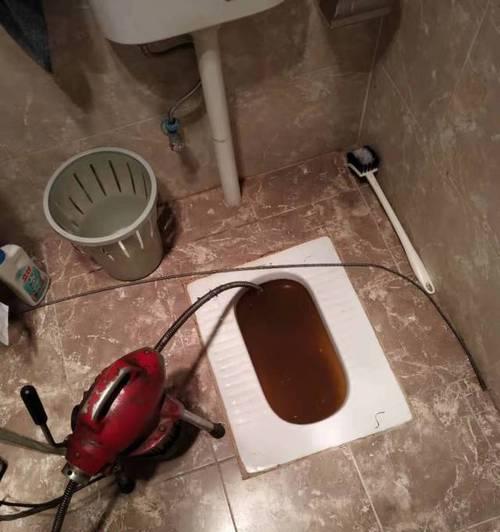 揭秘马桶疏通剂的工作原理（深入解析马桶疏通剂是如何解决管道堵塞问题的）  第1张