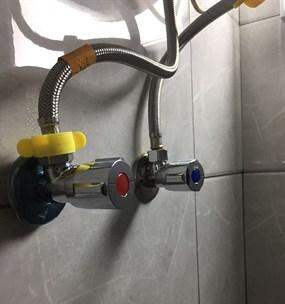 商用热水器水管漏水的处理方法（轻松应对商用热水器水管漏水问题）  第3张