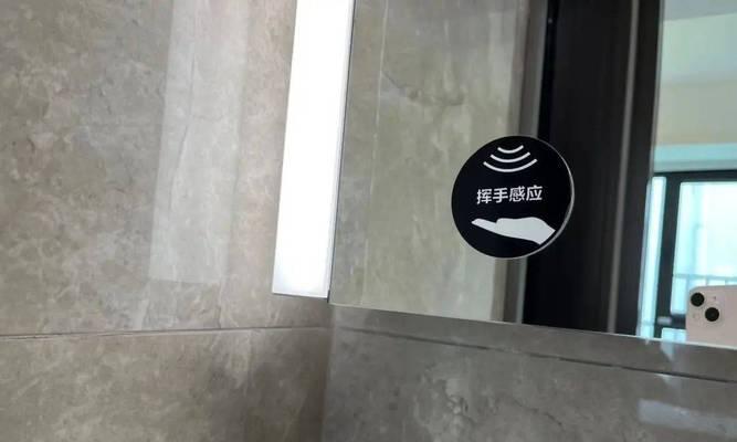 清洗油烟机镜面玻璃的简便方法（如何轻松保持油烟机镜面玻璃的清洁与光亮）  第3张