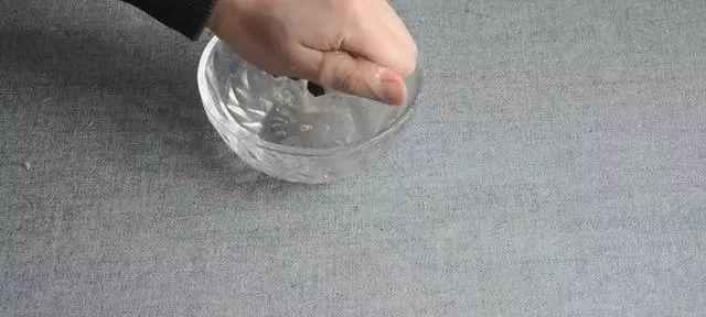 如何清洗发霉的冰箱密封条（使用这些小妙招让冰箱密封条重现清爽新颖）  第2张