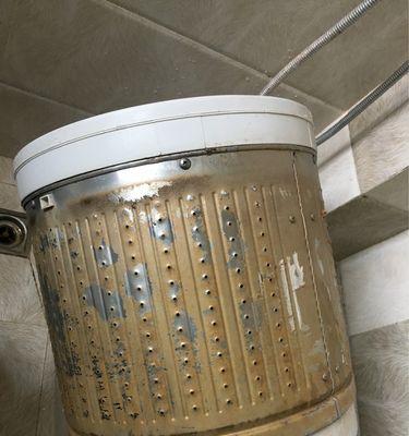 洗衣机清洗放置方法大揭秘（保持洗衣机清洁不生锈的关键技巧）  第3张