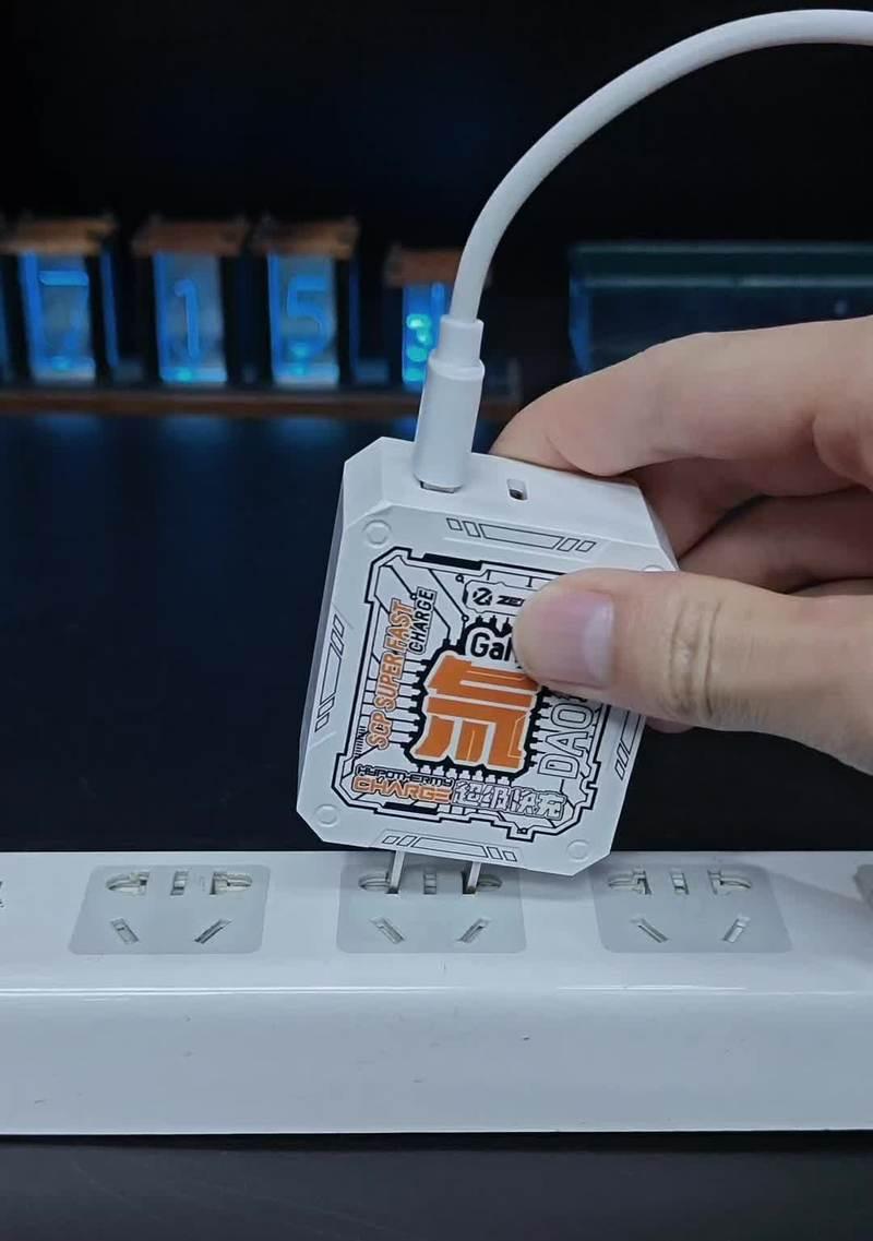 整体机甲充电器插头的正确使用方法是什么？如何安全充电？  第1张