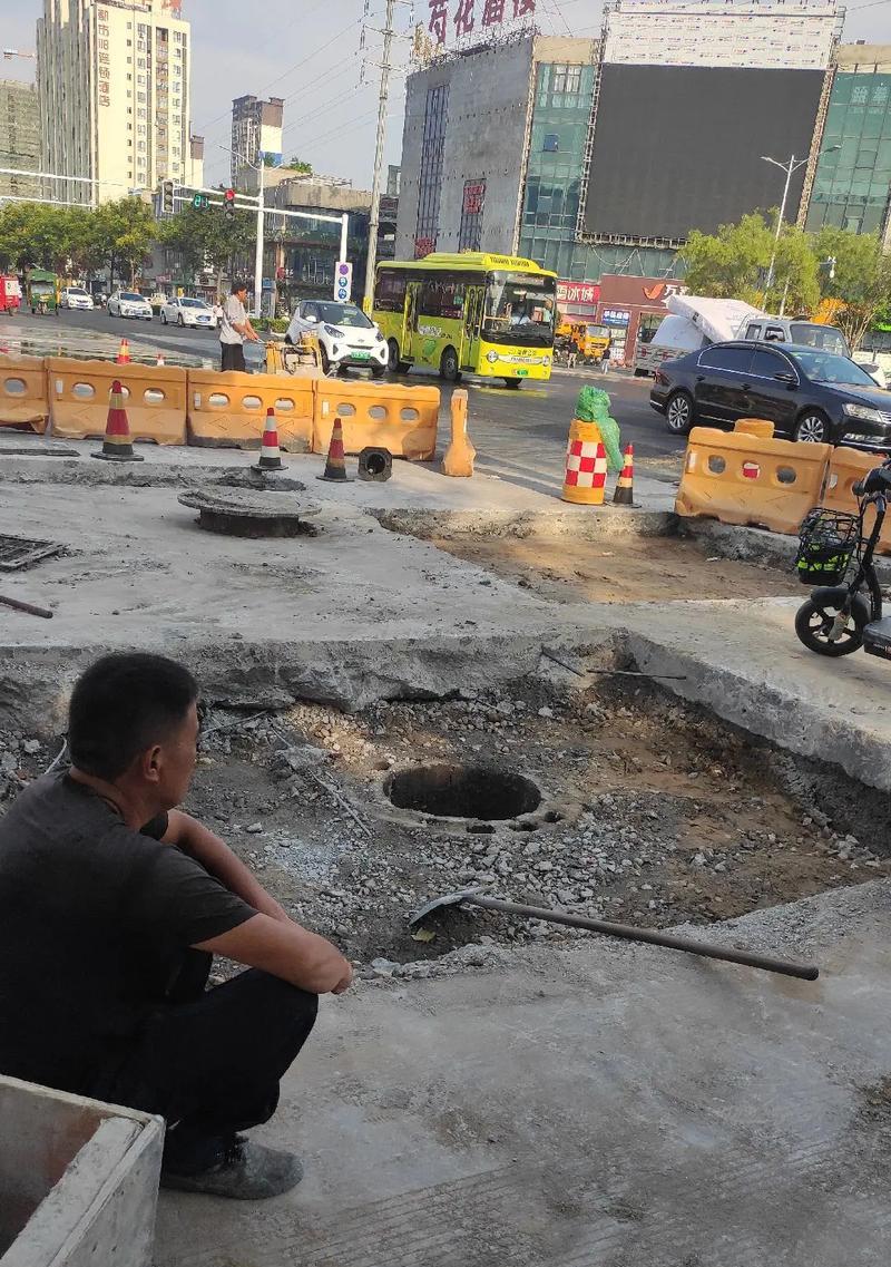 电瓶车过井盖怎么办视频？视频中有哪些安全提示？  第2张