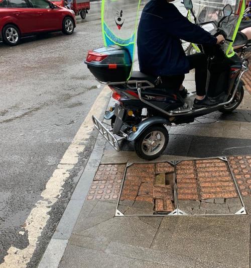 电瓶车过井盖怎么办视频？视频中有哪些安全提示？  第3张