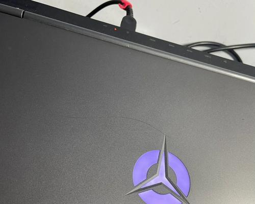 如何处理笔记本电脑旁边的划痕？（轻松解决笔记本电脑划痕问题的实用方法）  第1张